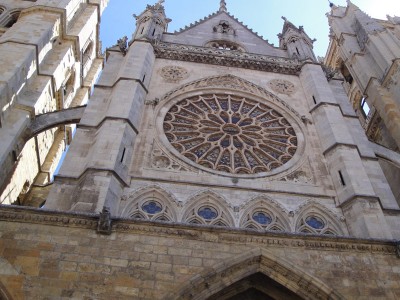 León katedrális homlokzat